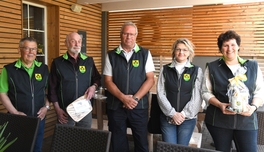 40 Jahre Eggenberger-Treff (von links): Präsident Walter Eggenberger mit scheidendem und neuem Kassier Mathias Eggenberger und Heinz Schneider, neuer Revisorin Patricia Schlegel-Eggenberger, Freimitglied Daniela Eggenberger.