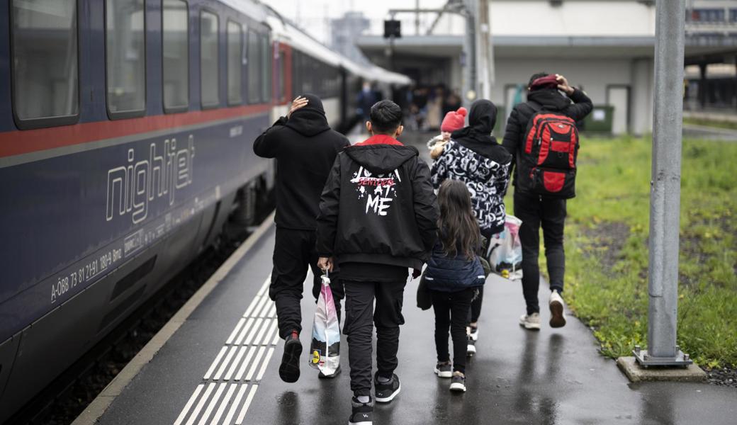 Viele sind lediglich auf der Durchreise nach Deutschland, Frankreich oder Grossbritannien, einige hoffen auf eine Zukunft in der Schweiz: Geflüchtete Menschen auf dem Weg zu einer Kontrolle am Grenzbahnhof in Buchs. 
