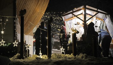 Stimmungsvoller Weihnachtsnussmarkt bei der Talstation der Staubernbahn