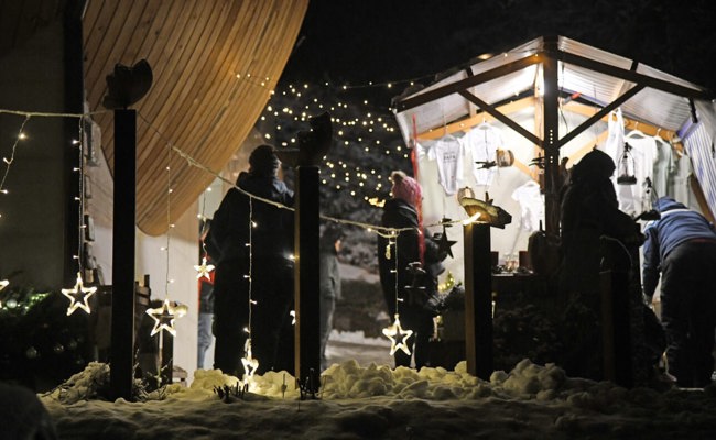 Stimmungsvoller Weihnachtsnussmarkt bei der Talstation der Staubernbahn