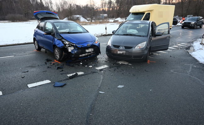 Beim Linksabbiegen ein Auto übersehen: 29-jährige Autofahrerin leicht verletzt