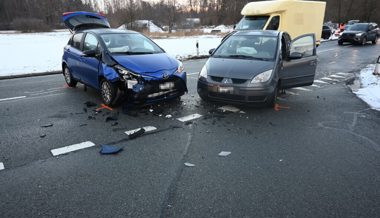 Beim Linksabbiegen ein Auto übersehen: 29-jährige Autofahrerin leicht verletzt