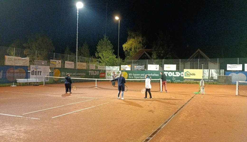 Bewohnende  von Lukashaus-Wohngruppen waren beim Tennisclub Gams zu Gast und erlebten einen tollen Abend.