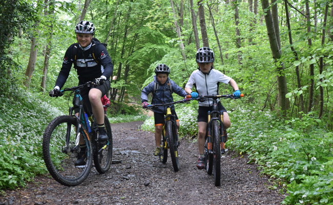 Die Schurters und Neffs von morgen trainieren eifrig auf ihren Mountainbikes
