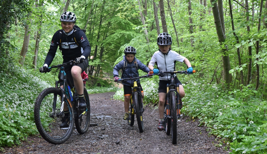  Die jungen Mountainbiker meistern mit ihrem Trainer Domenik Hutter eine Rampe am Buchserberg. Bilder: Heini Schwendener