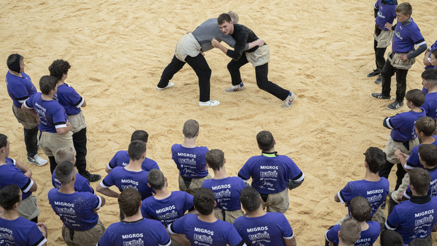 Michael Moser (rechts) und Fabio Hiltbrunner machen es vor.