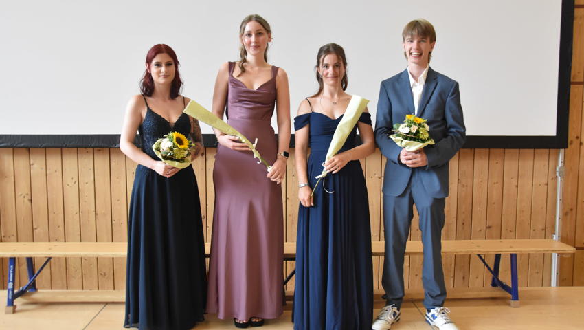 Herausragende Noten (von links):   Laura Mair aus Mauren (Assistenz, 5,6), Anja Solmberg aus Marbach (EFZ, 5,3), Sharena Leuzinger aus Buchs (EFZ, 5,3) und Filip Eggenberger aus Buchs (EFZ, 5,4).