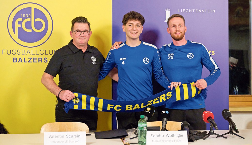 Marketingleiter Sandro Wolfinger (rechs) freut sich mit Influencer Valentin Scarsini «El Scarso» und Vereinspräsident Fredy Scherrer (links) über den internationalen Verkauf der Fanartikel.