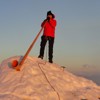 Dänu Wisler: Mit seinem Alphorn auf die höchsten Berge