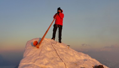 Dänu Wisler: Mit seinem Alphorn auf die höchsten Berge