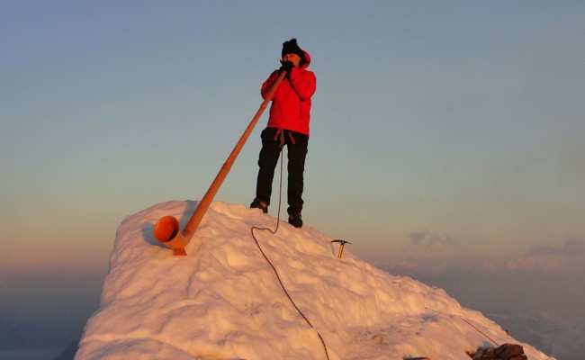 Dänu Wisler: Mit seinem Alphorn auf die höchsten Berge