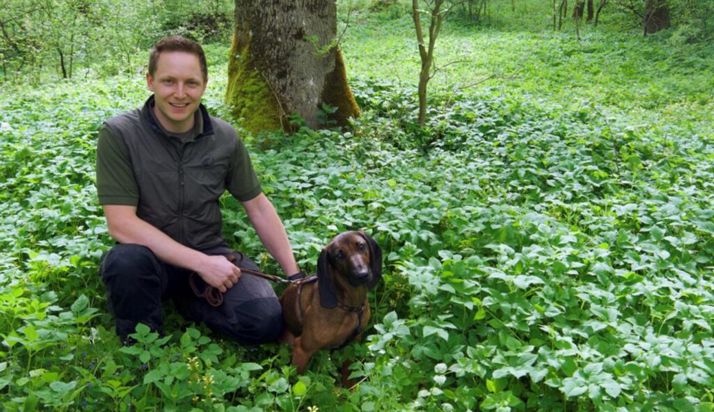  Wildhüter Sepp Koller mit seiner jungen Bayrischen Gebirgsschweisshündin Bigna. 