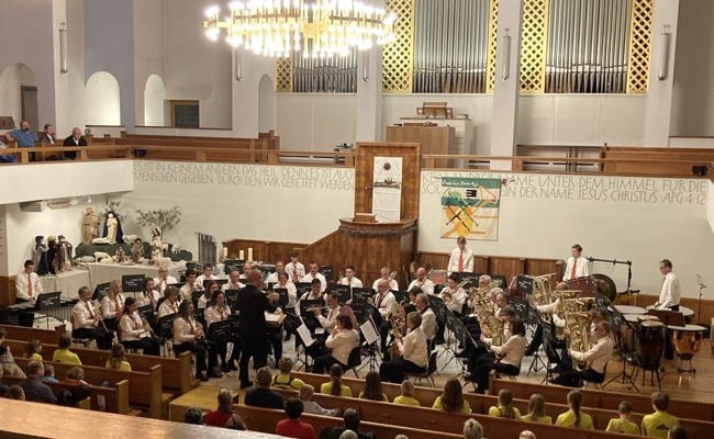 Musikalische Einstimmung in die Adventszeit durch Musikverein und Jugendmusiken