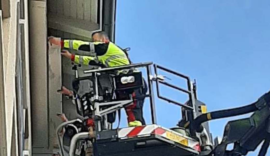 Reparaturarbeiten in luftiger Höhe.  Bilder: PD