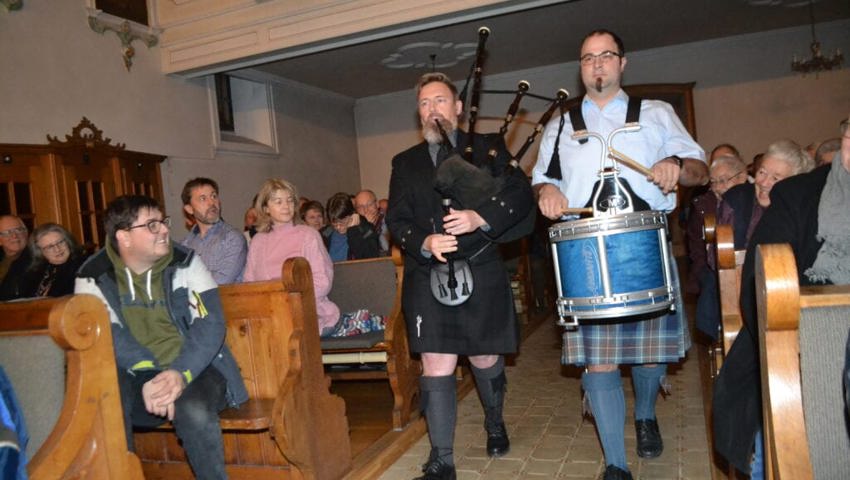  Tobias Claudy mit Dudelsack und René Schlegel mit dem schottischen Slide Drum bringen Tattoo-Stimmung in die Kirche.