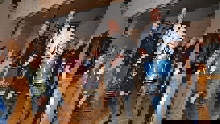  Tobias Claudy mit Dudelsack und René Schlegel mit dem schottischen Slide Drum bringen Tattoo-Stimmung in die Kirche.