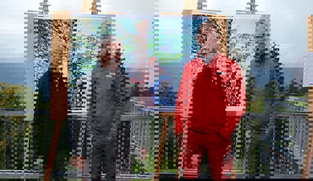 Jakob Gabathuler (links), ehemaliger Wartauer Revierförster, sowie Ernst Vetsch, aktueller Wartauer Revierförster, blickten auf die vergangenen Jahre zurück. Auf dem Bild in der Mitte ist Jakob Gabathuler im Jahr 1974 zu sehen. 