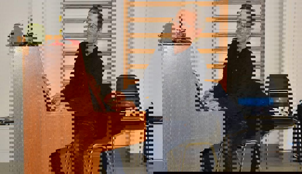  Primarlehrer Philipp Schär begleitet die Kinder mit dem Klavier. 