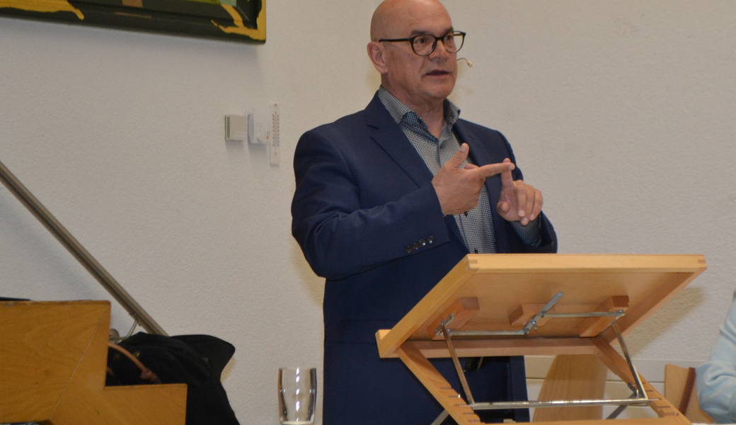 Gemeindepräsident Rolf Züllig bei der Präsentation der letzten Jahresrechnung, die er gegenüber der Bürgerschaft von Wildhaus-Alt St. Johann zu verantworten hat.