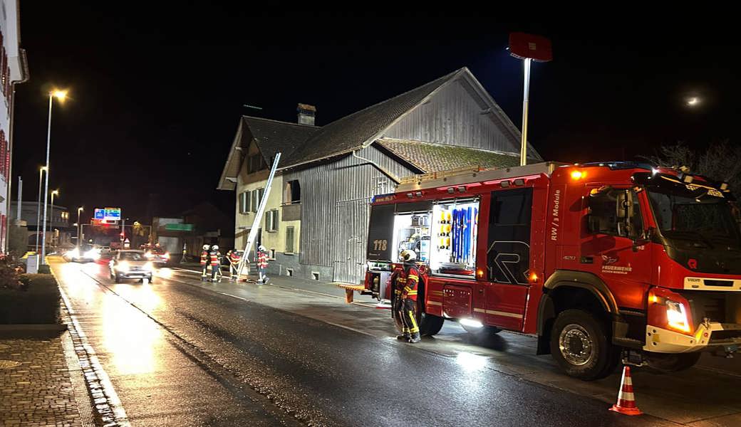 Die Freiwillige Feuerwehr Eschen im Einsatz: Es lösten sich Dachziegel und beschädigten ein Auto. 