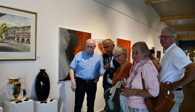 Die Gruppenausstellung von zwölf Kunstschaffenden präsentiert sich bunt und ausdrucksstark