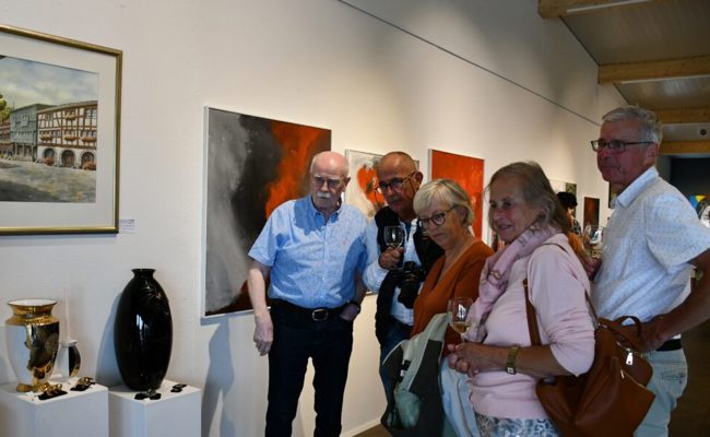 Die Gruppenausstellung von zwölf Kunstschaffenden präsentiert sich bunt und ausdrucksstark