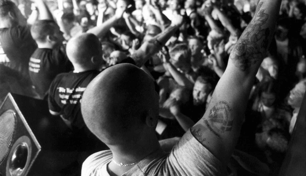 Bereits in den 1990er Jahren, als sich Skinhead-Konzerte wie dieses in der Westschweiz häuften, warnte Journalist Hans Stutz vor einer laschen Haltung der Behörden.