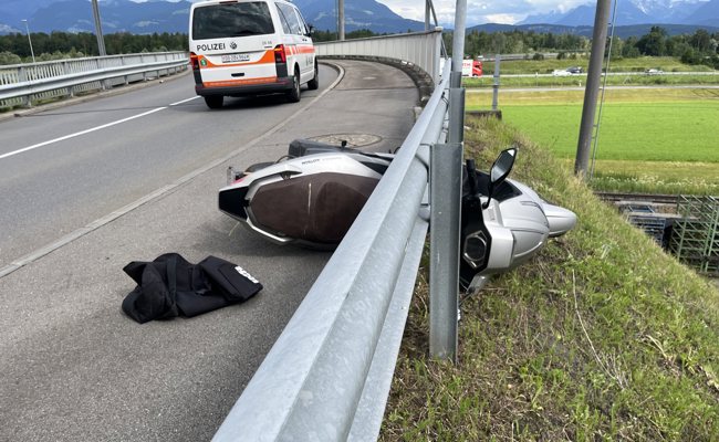 17-Jährige fährt mit Roller in Randstein und stürzt