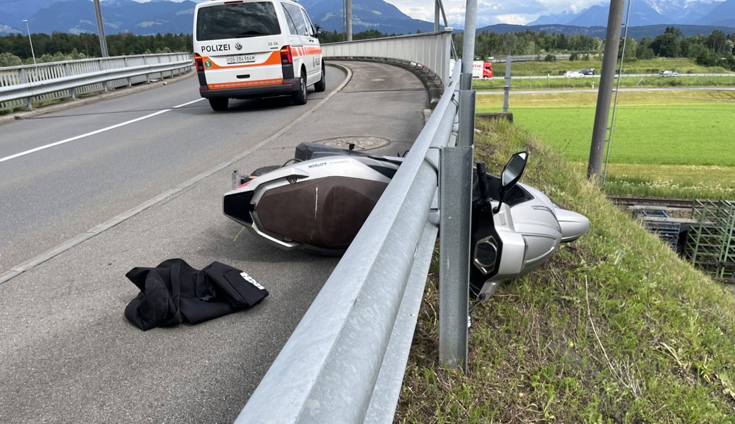 Die Rollerfahrerin wurde unbestimmt verletzt.