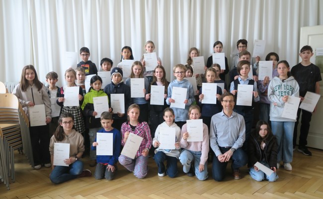 Dennis Mungo und viele Jugendliche strahlen: Der Stufentest ist bestanden
