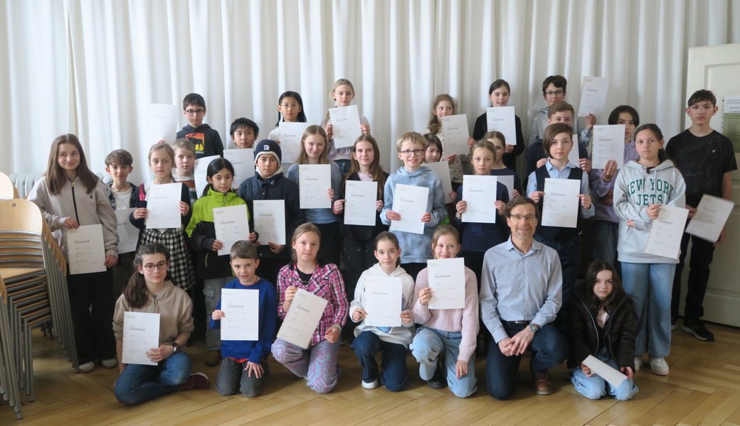 Strahlende Gesichter: Musikschülerinnen, Musikschüler und Musikschulleiter Dennis Mungo beim Stufentest am letzten Samstag