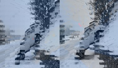 SUV rutscht über Wiesenbord und fällt auf Strasse – Fahrerin kann sich retten