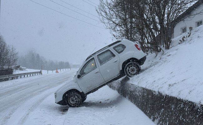 SUV rutscht über Wiesenbord und fällt auf Strasse – Fahrerin kann sich retten