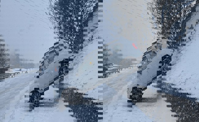 SUV rutscht über Wiesenbord und fällt auf Strasse – Fahrerin kann sich retten