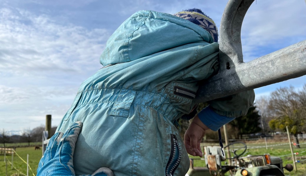 Die Rückenansicht ist aktuell die häufigste, die ich von meinem Sohn erhasche. Dann nämlich, wenn ich ihm auf seinen Entdeckungen hinterherlaufe.