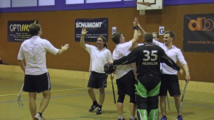 Jubel nach getaner Arbeit: Der TV Rüthi gewinnt das traditionelle Unihockeyturnier des STV Salez-Haag im Comeback-Jahr nach Corona. 