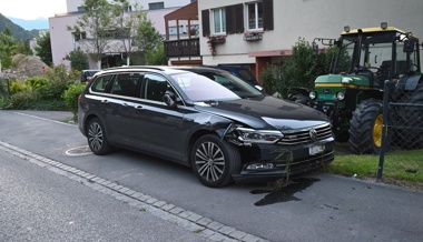 Kein Führerschein, fahrunfähig, Auto gestohlen: 17-Jähriger flüchtet nach Unfall vor der Polizei