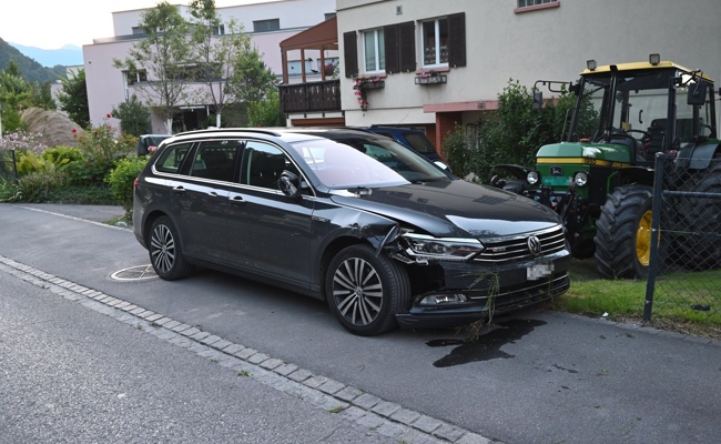 Kein Führerschein, fahrunfähig, Auto gestohlen: 17-Jähriger flüchtet nach Unfall vor der Polizei