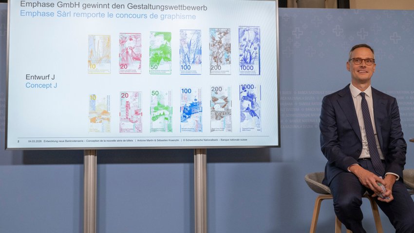 Der Vize-Präsident der Schweizer Nationalbank, Antoine Martin, präsentiert die neuen Schweizer Banknoten der Grafiker Emphase Gmbh.