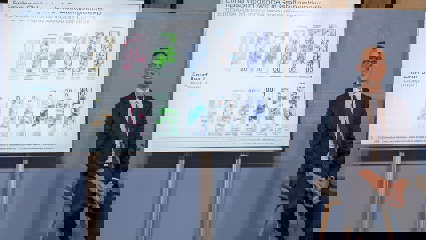 Der Vize-Präsident der Schweizer Nationalbank, Antoine Martin, präsentiert die neuen Schweizer Banknoten der Grafiker Emphase Gmbh.