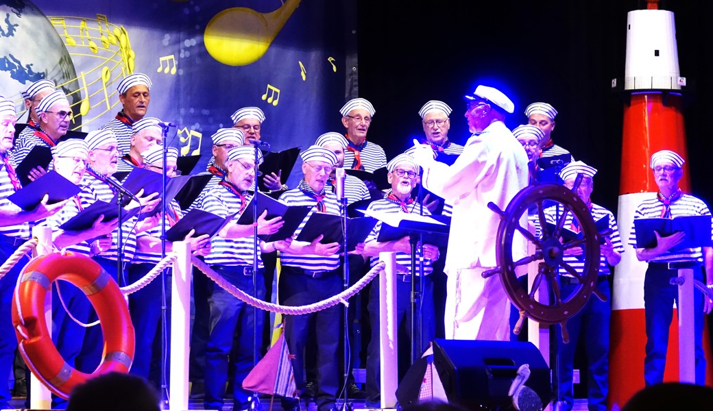 Der Männerchor singt als Matrosen auf dem Kreuzfahrtschiff.