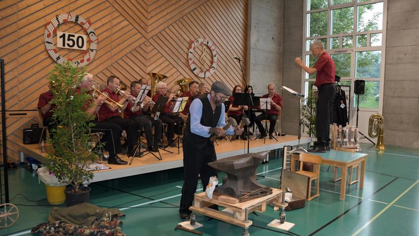 Auf dem Programm stand auch die «Ambosspolka», mit Jürg Gabathuler am Amboss.
