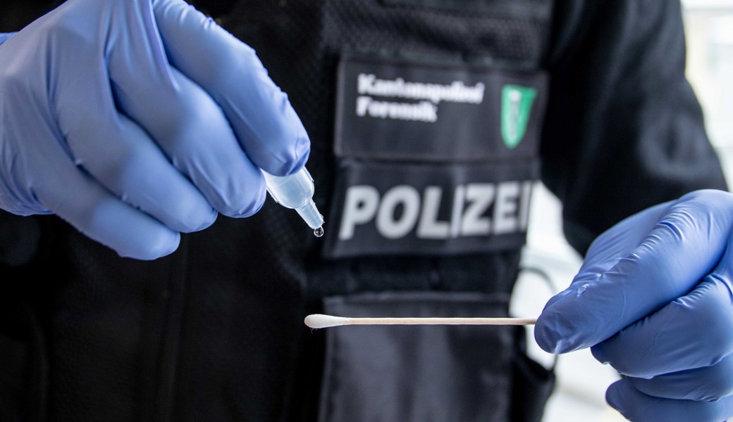 Die Täterschaft stahl Uhren und Schmuck in bisher unbekanntem Wert.