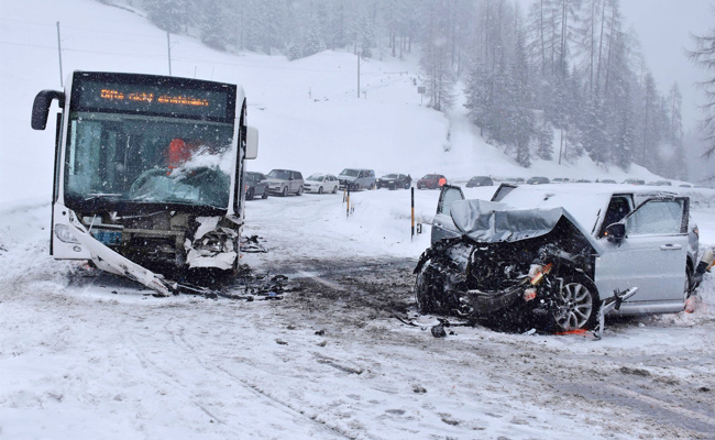 Frontalkollision mit Bus fordert sechs Verletzte