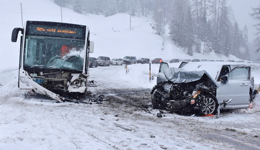 Der Unfall forderte sechs verletzte Personen. Drei davon wurden schwer verletzt.
