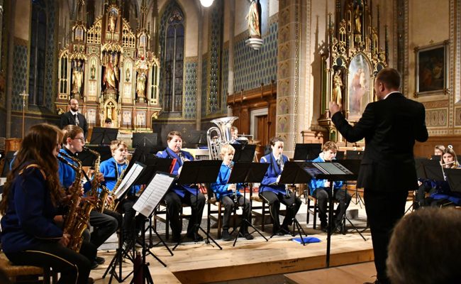Stimmungsvoll in die Vorweihnachtszeit mit Bürgermusik und Future Band