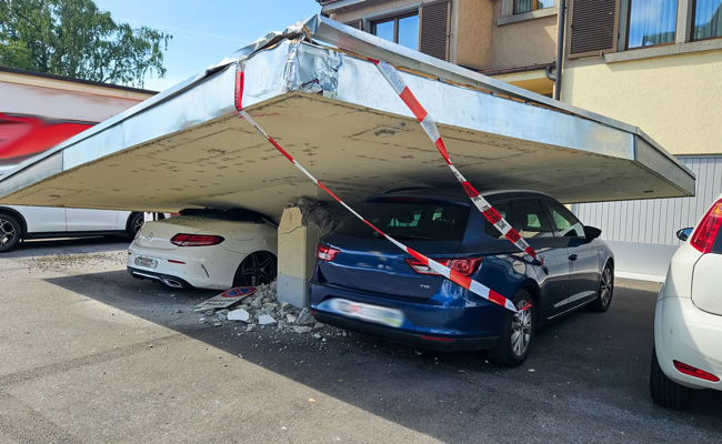 Lastwagen bringt Tankstellendach zum Einsturz