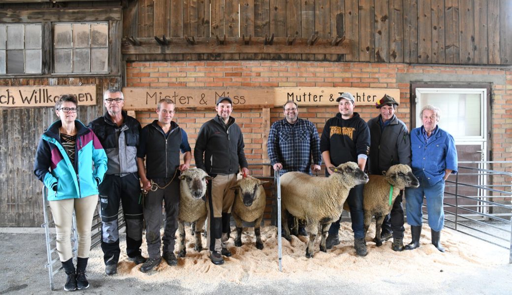  Die Mitglieder des Schaftzuchtvereins BFS Buchs mit Mister und Miss BFS Buchs und den Siegerinnen des Mutter-Tochter-Wettbewerbs, allesamt im Besitz von Züchter Marco Thomann (karierte Jacke). Bilder: Corinne Hanselmann