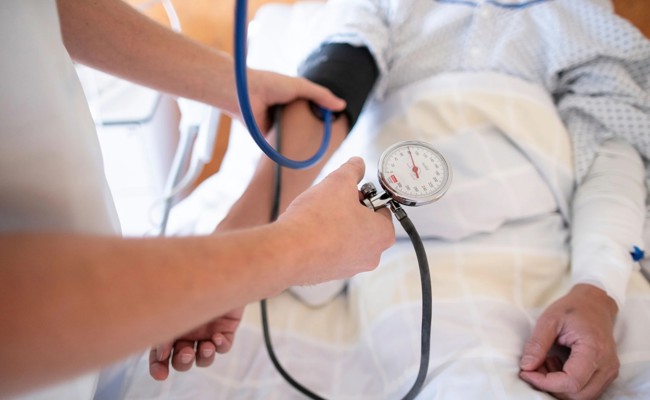 Ein Drittel überlegt sich Ausstieg: Wie können Pflegende gehalten werden?