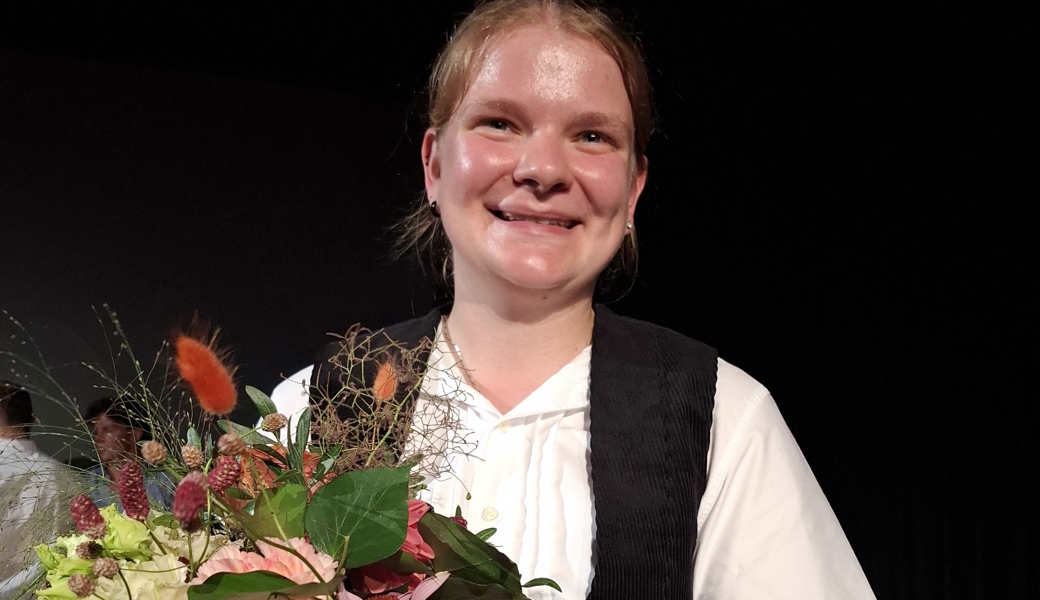 Grund zu feiern: Sandra Krannich, Wildhaus, die als einzige Frau in diesem Jahr einen «hölzigen Beruf» als Zimmerin EFZ erlernt hatte. Ihr Lehrbetrieb ist die Goette-Bau GmbH in Stein.